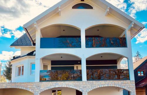 Licko Lesce Apartment | Filuma Suite with private terrace and balcony PANORAMIC GACKA VIEW