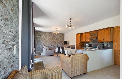 Geetbets House | Fine spacious holiday home with a terrace