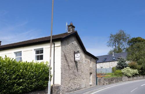 Eglwyswrw House | Finest Retreats - Berry Cottage - 4 Bedroom, Pet-Friendly Cottage Sleeping 8