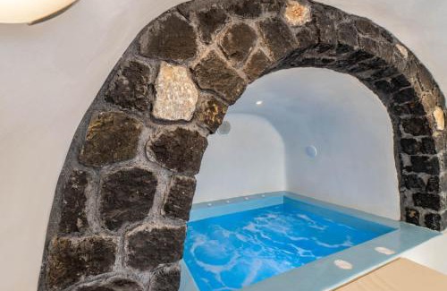 Fira House | Fira-Cave-Sleeps 13-Parking-Pool-Pet Friendly