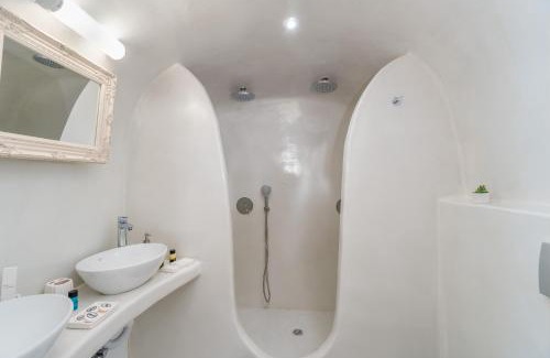 Fira House | Fira-Cave-Sleeps 13-Parking-Pool-Pet Friendly