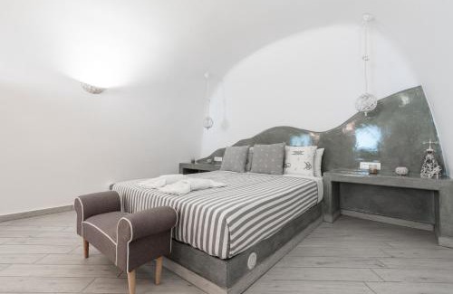Fira House | Fira-Cave-Sleeps 13-Parking-Pool-Pet Friendly