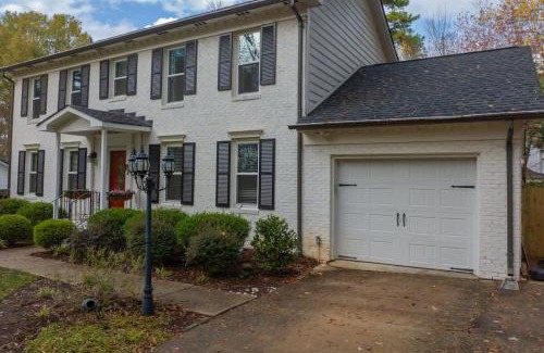 North Raleigh House | Fire pit - 6 Min to North Hills - Screened Porch