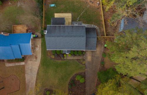 North Raleigh House | Fire pit - 6 Min to North Hills - Screened Porch