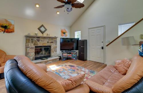 Thornhurst House | Fire Pit, Kayak and Gas Grill Pocono Lake Home!
