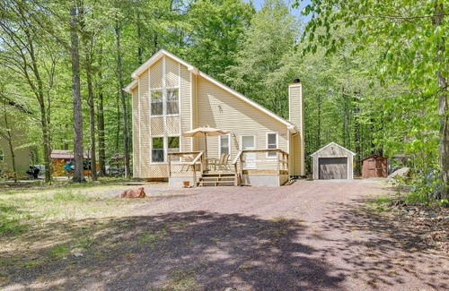 Thornhurst Cottage | Fire Pit, Kayak & Gas Grill: Pocono Lake Home!