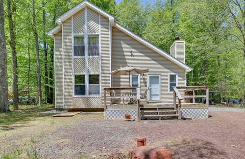 Thornhurst Cottage | Fire Pit, Kayak & Gas Grill: Pocono Lake Home!