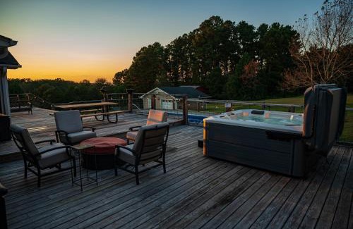 Easley House | Fire Pit * Pool * Hot Tub * Fishing Pond w/Jon Boat