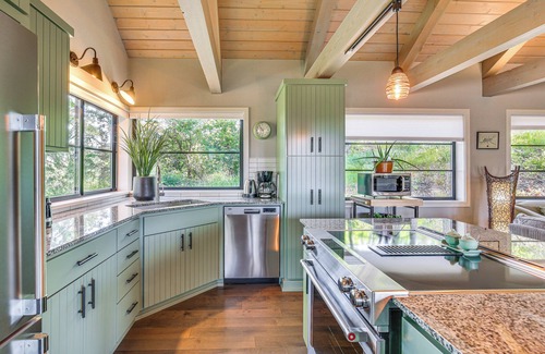 Thurston Cottage | Fire Pit: Tranquil Country Retreat 15 Mi to Eugene