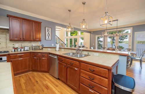 Wise House | Firefly Bay - Amazing Views, Hot Tub, Main Lake, Pet Friendly
