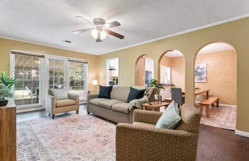 Gunter Afs House | Firepit & Patio- Mins to Dining- The Vaughnique