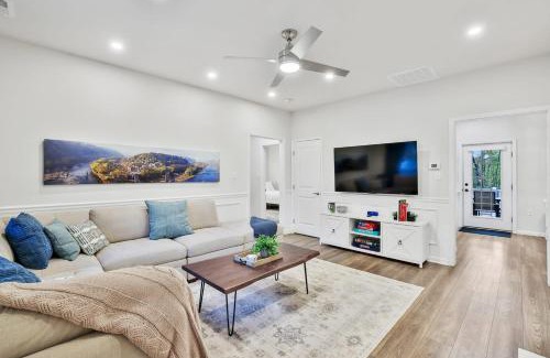 Millville House | Firepitbbqhot Tubkingfull Kitchensmarttvpets