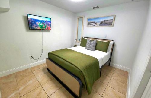 Town N County Park Apartment | First Class Landing, 2BR, 7 TPA Airport, AC, Free Pkng, Wine, Fast Wi-Fi