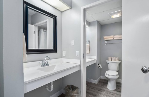 North East Hotel | First Floor Standard Suite Bay View