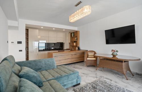 Constanta Apartment | First Residence & Parking