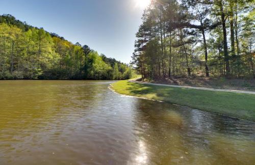 Heflin House | Fish and Hike Cabin Hideaway with Deck in Alabama