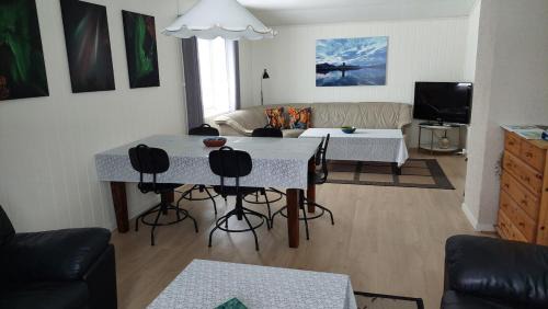 Torsken Apartment | Fishermens House, 3 bedrooms apartment near the sea Medby Senja