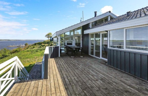 Hjarbæk House | Five-Bedroom Holiday home in Løgstrup