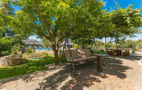 Imotski House | Five-Bedroom Holiday Home In Vinjani Donji