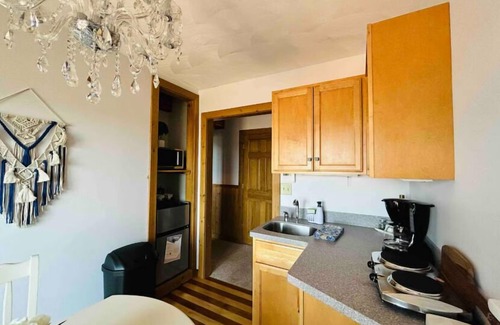 Sidney House | Flagview Lodge - Cozy Apartment with a View