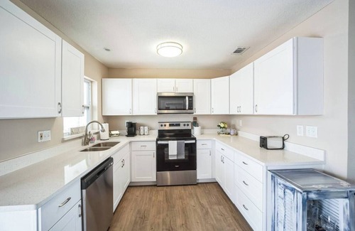 Apollo Beach House | Flamingo 3BR Retreat |Pool |Backyard |BBQ Grill