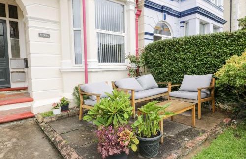 Deganwy Apartment | Flat 1, Mona House