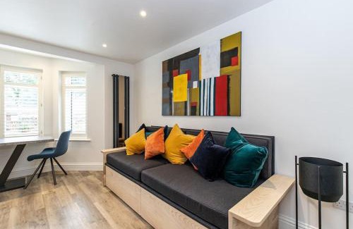Cowley Apartment | Flat 2, 161 Crescent Road Luxury Apartment
