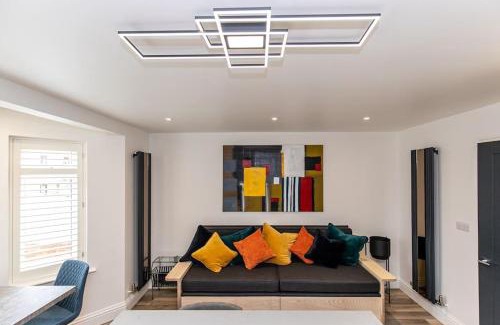 Cowley Apartment | Flat 2, 161 Crescent Road Luxury Apartment
