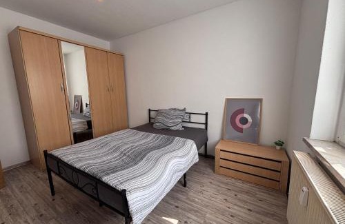 Zeitz Apartment | flat for 7 full kitchen Smart TV&WIFI 3 rooms