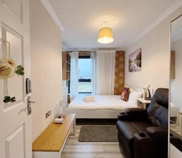 Lansbury Apartment | Flexible Stay At Comfy Modern Unit Near Canary Wharf l Top Floor Ideal for Business and Leisure Privacy l