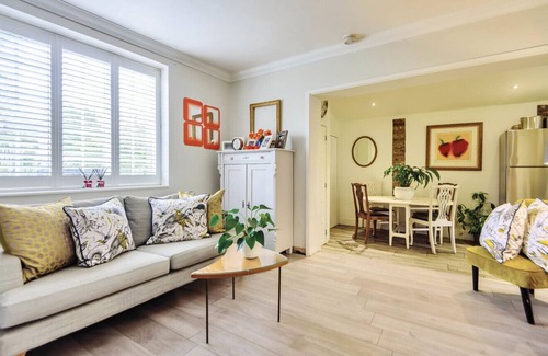 Bushey Bed & Breakfast | FLINT COTTAGE B&B