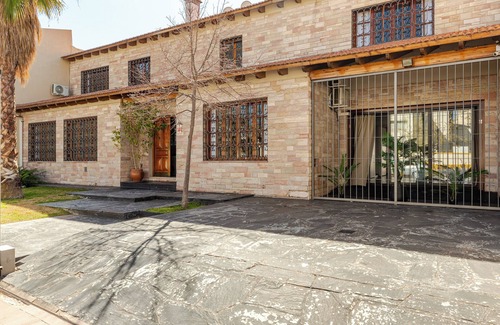 Godoy Cruz Villa | FLIPHAUS Wine Country Erlich 22 pax