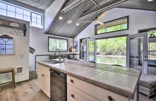 Vancouver House | Floating Home on Columbia River with Provided Kayaks