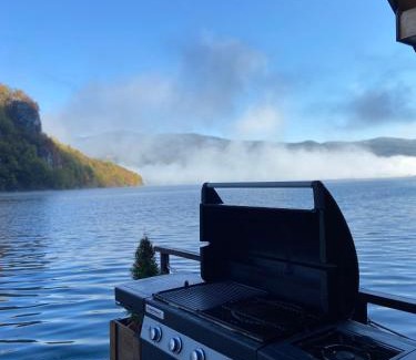 Bajina Basta Apartment | Floating House Perućac