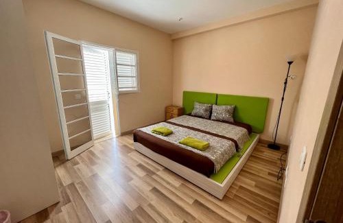 Sonnenland House | "Flora B&B "- Rooms in Privat Home Habitaciones en una casa privada