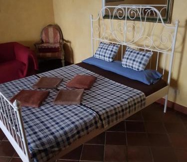 Sonnenland House | "Flora B&B "- Rooms in Privat Home Habitaciones en una casa privada