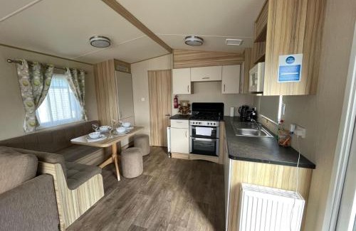 Leysdown-on-Sea House | Fluffy Caravan Sleeps 4 Pet-Friendly
