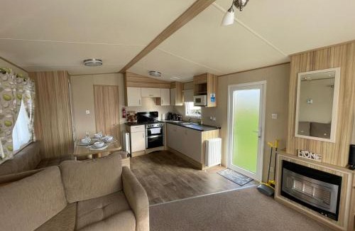Leysdown-on-Sea House | Fluffy Caravan Sleeps 4 Pet-Friendly