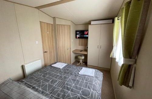 Leysdown-on-Sea House | Fluffy Caravan Sleeps 4 Pet-Friendly