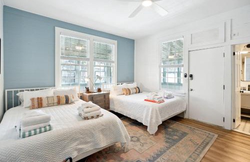 Folly Beach Hotel | Folliday Inn - The Aguarama - Room 33