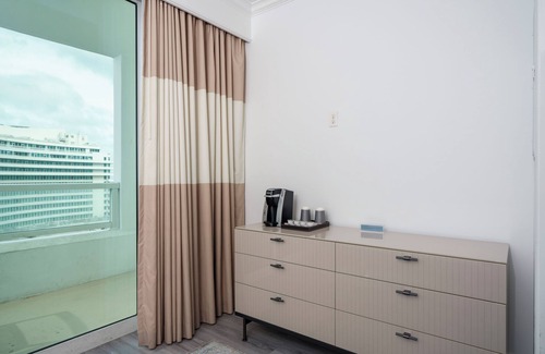 Mid Beach Apartment | Fontainebleau Hotel Tresor Ocean View Junior Suite