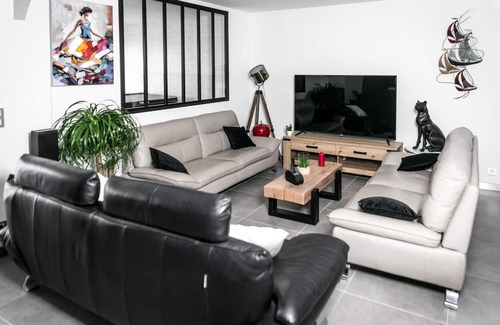 Gavres House | For a weekend or romantic getaway with Jacuzzi and sea view