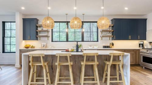 Monterey House | Forget-Me-Not by AvantStay Bold Lakefront Escape
