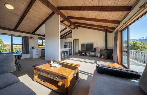 Te Anau House | Four Peaks on Matai - Te Anau Holiday Home