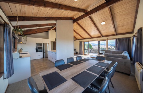 Te Anau House | Four Peaks on Matai - Te Anau Holiday Home