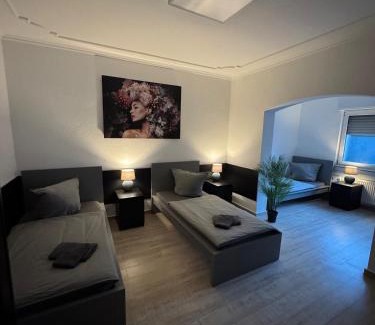 Siegburg Apartment | Frankfurter 21 Haus - 2 WE, 2 Küchen, 2 Bäder, 6 SZ, 19 Betten