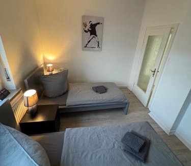 Siegburg Apartment | Frankfurter 21 Haus - 2 WE, 2 Küchen, 2 Bäder, 6 SZ, 19 Betten