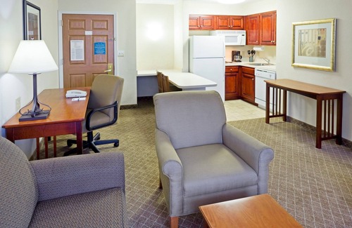 Cranbury Condo | Free Breakfast Buffet. Outdoor Pool. Gym. Only 20 Min from Princeton.