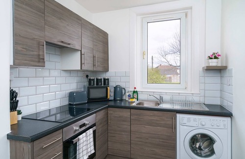 Wishaw Apartment | Free Parking - 2 Bedroom Flat