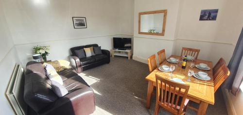 Westoe Apartment | Free Parking, Fast WIFI, Fully Equipped Kitchen, 15 min drive to Nissan, 20 min to Newcastle Sunderland, Ideal for Long Term Contractor etc Stays, Regular Housekeeping Option - Dwellcome Home Ltd 4 King Bedroom Townhouse - See Our Site for Assurance